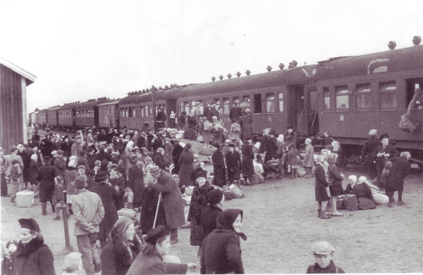 Evakkoja Rovaniemen asemalla.